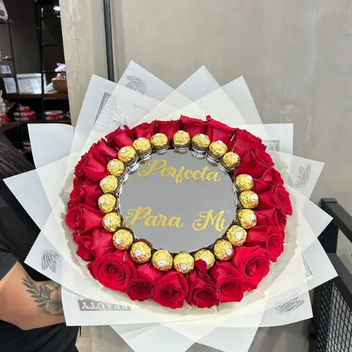 Ramo de rosas y bombones rocher con espejo